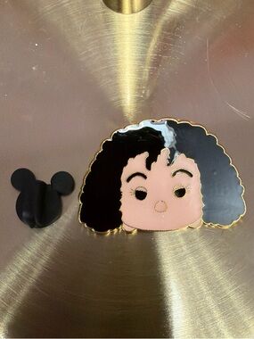 LE 1000 Disney’s Mother Gothel pin